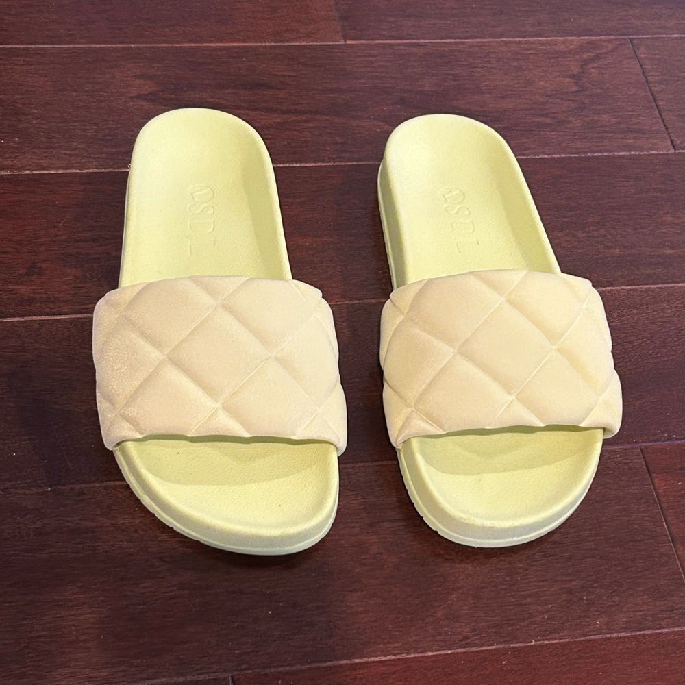 Quilted cushion strap ergonomic Rubber Slides size 7 new in box